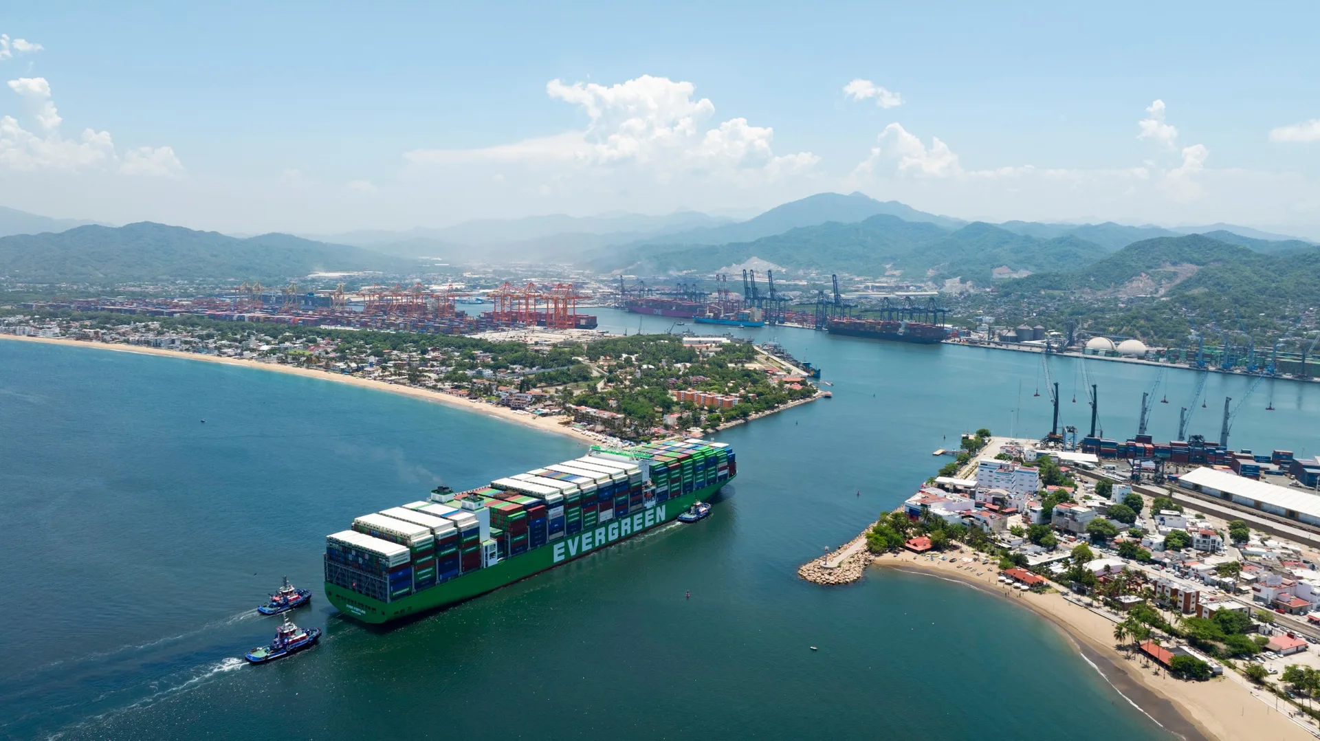 Puerto de Manzanillo con buque portacontenedores y operación logística